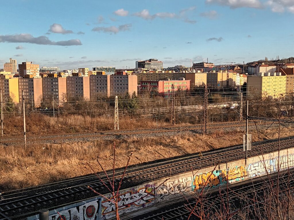 Více nákladních vlaků přes Libeň, Vysočany a Hrdlořezy? Ve dne, v noci